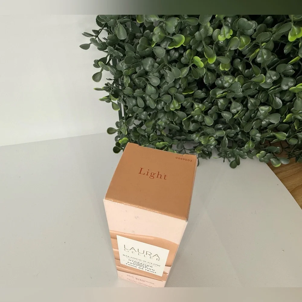 NEW: Laura Geller Balance-N-Glow Hydrating Liquid Foundation in LIGHT